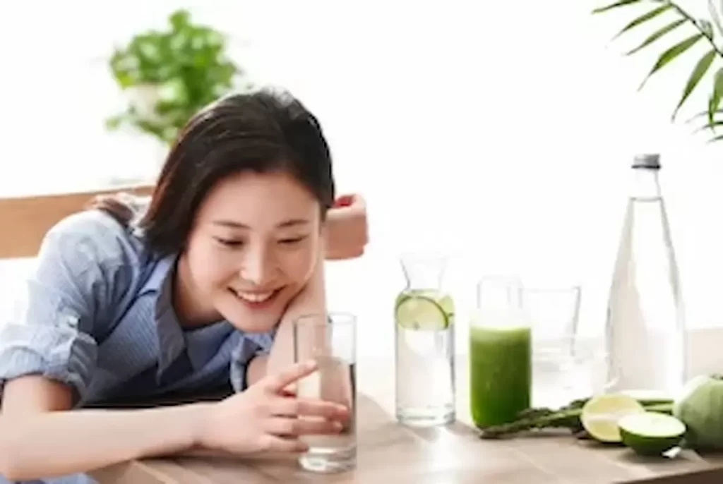 Healthy drinks and fresh produce on a table to support the body and manage detox symptoms.